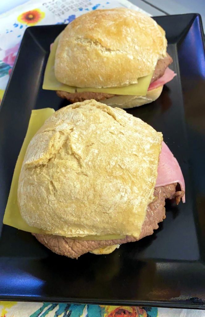 Prego no pao - sandwich typique portugal - Saveurs de chez nous - le marché de la Seiche Sevrier Annecy
