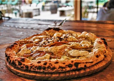 Pizza juste sortie du four à bois par Piccolina Sicilia. Marché de la Seiche, Sevrier. Lac d'Annecy