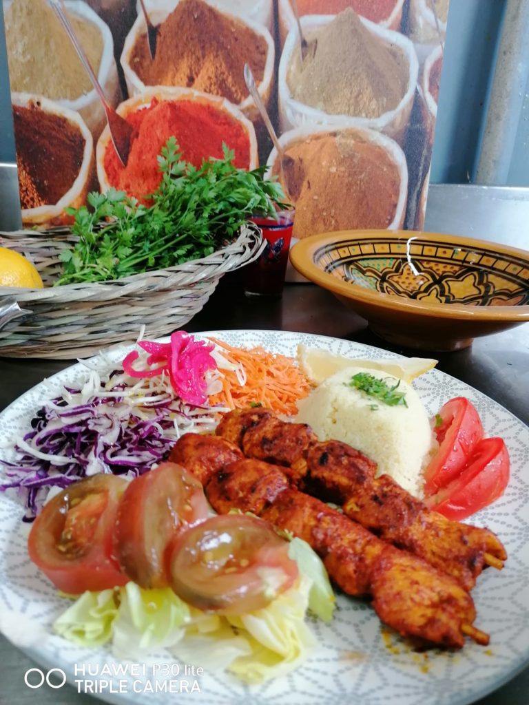 Salade orientale et brochettes depoulet à la mexicaine par l'étoile d'Agadir. cuisine orientale. marché de la Seiche, Sevrier