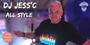 DJ Jess'C aux platines. Le marché de la Seiche, Sevrier, Lac d'Annecy